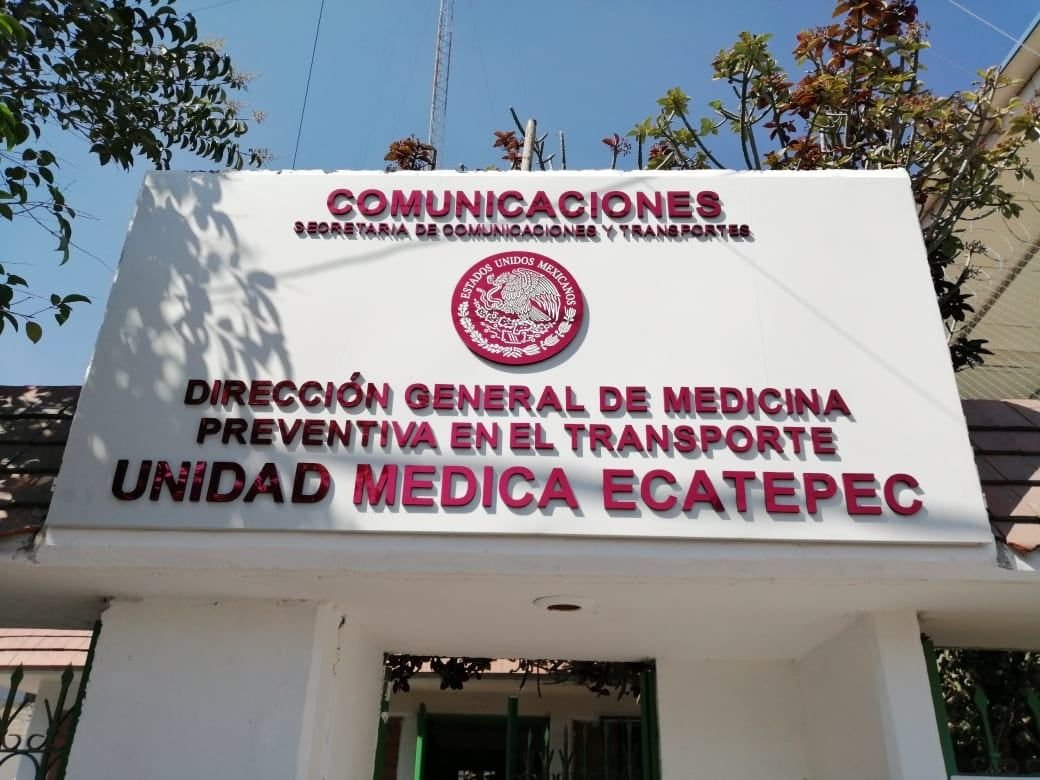 Letrero de la Unidad Médica Ecatepec de la Secretaría de Comunicaciones y Transportes con letras 3D y escudo nacional en acrílico guinda sobre panel blanco