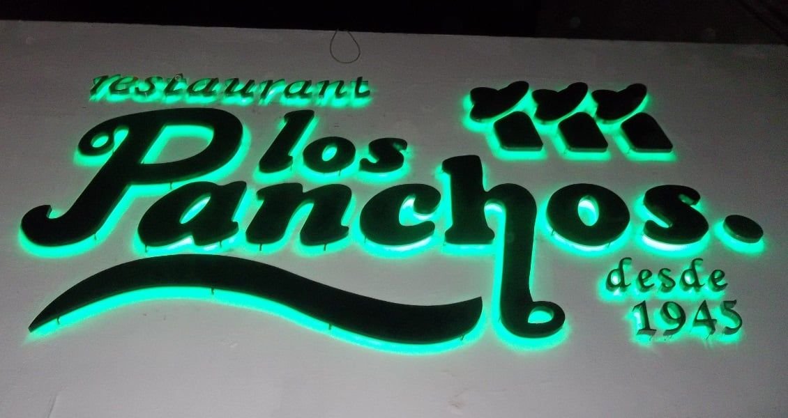 Letras de aluminio calibre 24 con pintura electrostática y retroiluminación LED verde del Restaurant Los Panchos, desde 1945