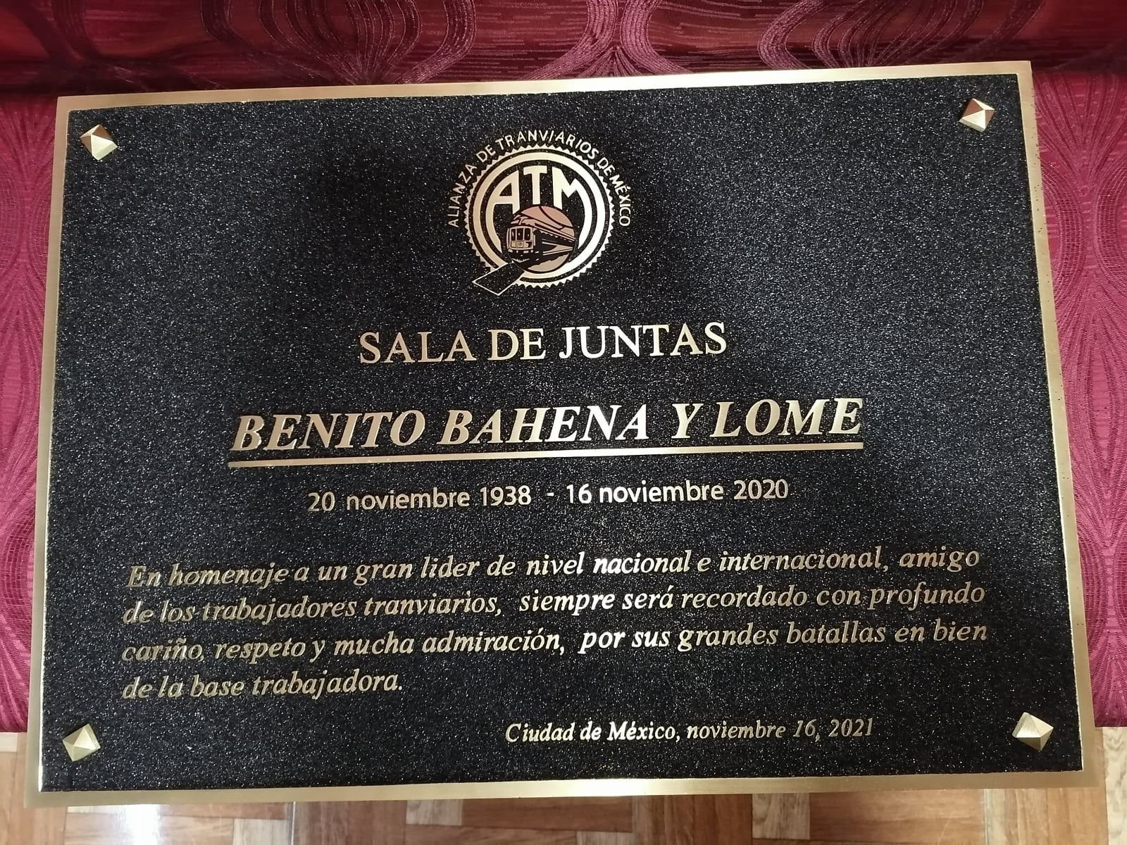 Placa de homenaje fundida en bronce para la sala de juntas de la Alianza de Tranviarios de México, con logotipo y texto en relieve sobre fondo negro
