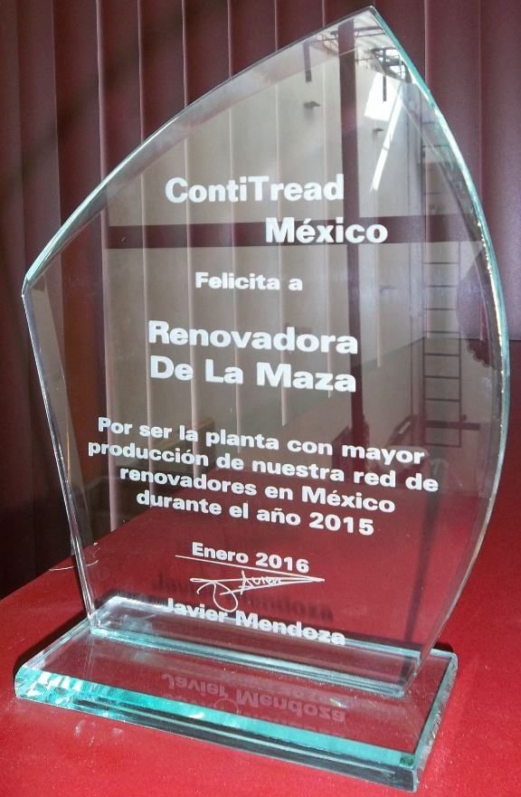 Reconocimiento de cristal biselado en forma de flama de ContiTread México para Renovadora De La Maza, sobre base de cristal